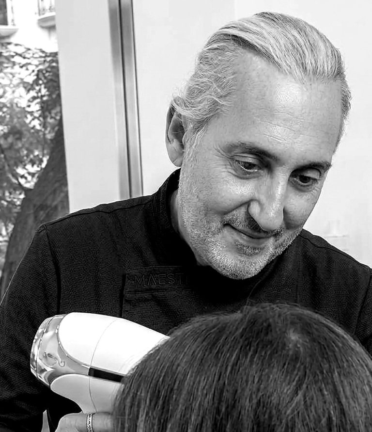 Juan Murgui trabajando el cabello Juan Murgui trabajando el cabello en su salón de peluquería ecológica en Valencia.
