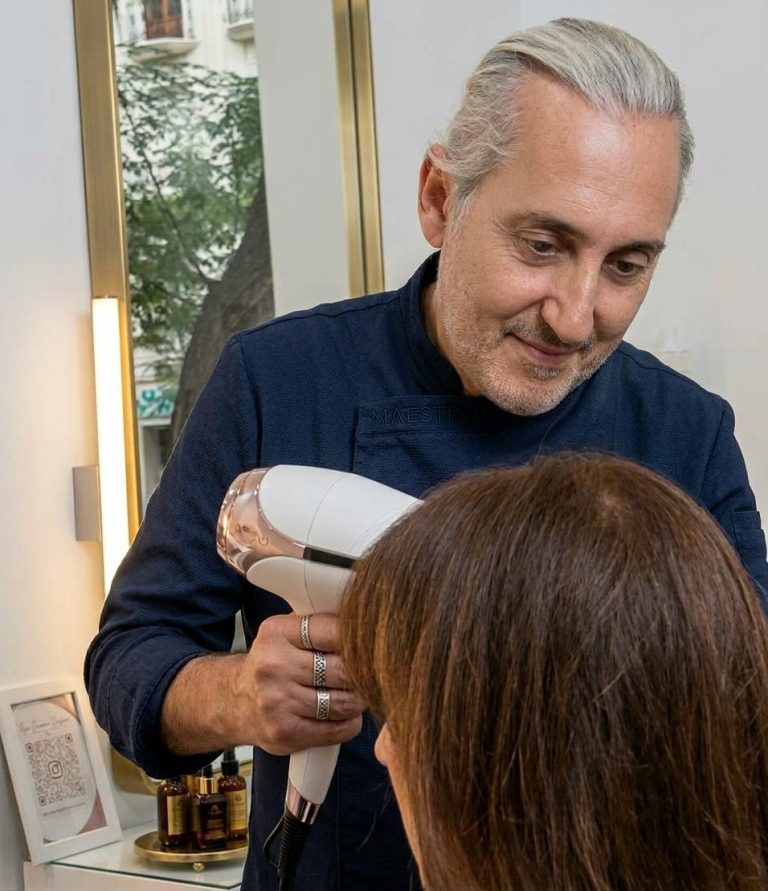 Juan Murgui trabajando el cabello Juan Murgui trabajando el cabello en su salón de peluquería ecológica en Valencia.